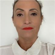 I am an experienced and enthusiastic language tutor specializing in English and German.