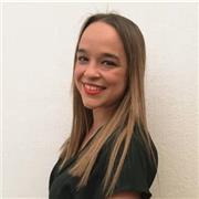 Profesora de historia que imparte clase a toda la secundaria