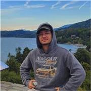 Je propose des cours d'anglais adaptés à tous niveaux. Mon approche favorise la communication orale, le développement des compéten