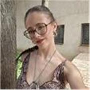 Soy una profesora que está estudiando matemáticas y lleva impartiendo clases más de 5 años, de manera dinámica y efectiva.
