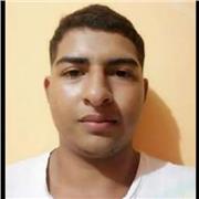 Profesor de futbol da clases de niños de 9 a 10 años