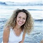 Profesora de Ingles imparte los clases de adultos y ninos