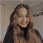 He obtenido el nivel B1 de Francés y he sido antigua becada por la Fundación Amancio Ortega. Me gustaría poder enseñar a niños y niñas tanto Inglés como Francés