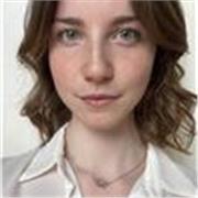 Laureata magistrale in Filosofia del mondo contemporaneo impartisce lezioni di filosofia, storia e italiano alle scuole superiori