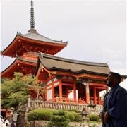 Comprendre, pratiquer, réussir : des cours ludiques qui font la différence pour enfants et adultes à Lyon.