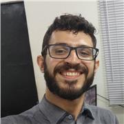 Professor de Matemática ensina crianças do Fundamental 2 ao Ensino Médio