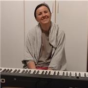 Signora diplomata al conservatorio impartisce lezioni di Pianoforte