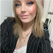 Profesional del maquillaje, la estética y la peluquería que imparte formaciones desde hace 3 años. Formando personas llevo 6 años.