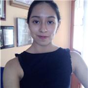 Profesora de ballet imparte clase a estudiantes de todas las edades