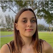 Universitaria imparte clases