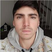 Profesor de Educación Física dicta clases de fútbol a niños y jóvenes de todas las edades