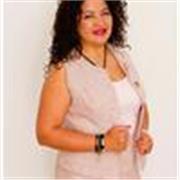 Me defino como coach y mentora, experta en desarrollo de valores, gestión emocional y soft skills, con un enfoque práctico.