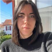Étudiante donne cours de musique (flûte traversière / solfège) à des élèves