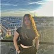 Studentessa del terzo anno di liceo linguistico da ripetizioni di francese