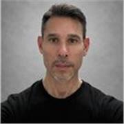 Entrenador especializado en transformación física real, con enfoque en estética muscular y nutrición