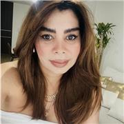 Persona profesional que habla español disponible para teletrabajo.