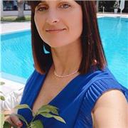 Docente di Spagnolo impartisce lezioni a studenti di scuola secondaria di I e II grado