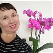 Profesora de inglés imparte clases a niños y adultos de todas las edades