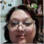 Maestra imparte conocimientos y ayuda a niños en edad escolar primaria