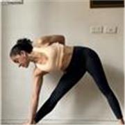 Instructora yoga certificada
(Adultos y niños)
Facilitadora de Yoga Sensible al Trauma y Soma Embodiment
Pedagoga de Movimiento Somático (Movement Intelligence)
Profesora Pilates
