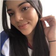 Profesora de Arte imparte clases a todos los niños de todas las edades