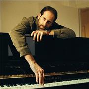Pianista professionista con esperienza diplomato in conservatorio impartisce lezioni di pianoforte classico e jazz per tutti i livelli e tutte le età