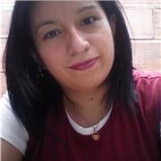 La profesora de mateticas da clases a niños de primero