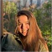profesora de ingles bilingüe que ofrece clases a niños