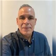 Profesor de química orgánica imparte clases a niños de todas las edades