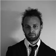 Salve ragazzi. Mi chiamo Dario, ho 27 anni e sono un musicista e cantautore da anni ormai. Dopo tanti anni di collaborazione con diversi autori e musicisti, scrivendo tanto, sono riuscito a firmare un contratto con Artist First portando avanti il mio prog