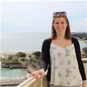 Professeur qui donne des cours de soutien scolaire pour le primaire