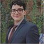 Psicólogo con prácticas en universidades inculcando a los estudiantes sobre la salud mental