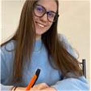 Studentessa universitaria impartisce lezioni di matematica