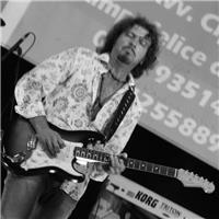 Chitarrista professionista impartisce lezioni di chitarra e teoria musicale