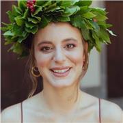 Insegnante di canto e pianoforte impartisce lezione a bambini e ragazzi