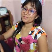 Profesora de lenguaje que imparte clases a niños de todas las edades