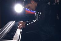 Profesor de piano, enseño música moderna y popular como: jazz, blues, baladas, armonía moderna, improvisación y composición