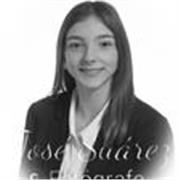 Me defino como una persona paciente, responsable y cercana, a la que le gusta enseñar y ayudar a que los alumnos ganen confianza. 