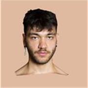 Sono Sebastian, ballerino professionista e insegnante di Yoga e Pilates, pronto ad aiutarti a riconetterti al tuo corpo