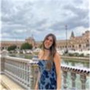 Profesora titulada en Lengua y Literatura Inglesa con mención en Lengua y Literatura Hispánica.
