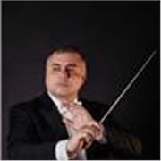 SOMENTE AULAS ONLINE Bacharel em Música pela UFMG (Regência Coral e Orquestral), Especializando em Regência Coral e Mestrando em M