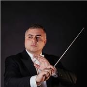 SOMENTE AULAS ONLINE Bacharel em Música pela UFMG (Regência Coral e Orquestral), Especializando em Regência Coral e Mestrando em M