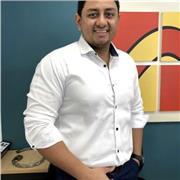 Profesor de ciencias económicas imparte clases de finanzas, comercio, política, mercadeo y todas las materias relacionadas con las ciencias económicas