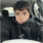 Profesor imparte clases a niños de primaria