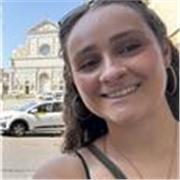 Profesora de matemáticas y química. Estudiante de farmacia en la UV y graduada de piano en el Conservatorio Profesionalde Valencia