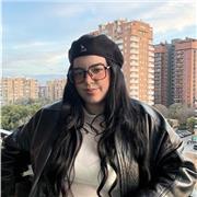 Diseñadora gráfica con más de tres años de experiencia en el sector. Titulada en Bellas Artes, mención de honor en pintura. Online