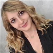 Laureata e specializzata in comunicazione e valorizzazione del patrimonio artistico contemporaneo presso l’Accademia di Belle Arti