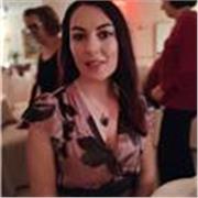 Docente di matematica impartisce lezioni di matematica e scienze per studenti di scuola secondaria di primo grado