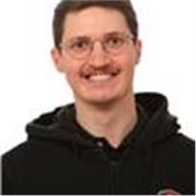 Master-Absolvent hilft beim Einstieg in die verschiedenen Bereiche der Informatik