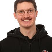 Master-Absolvent hilft beim Einstieg in die verschiedenen Bereiche der Informatik